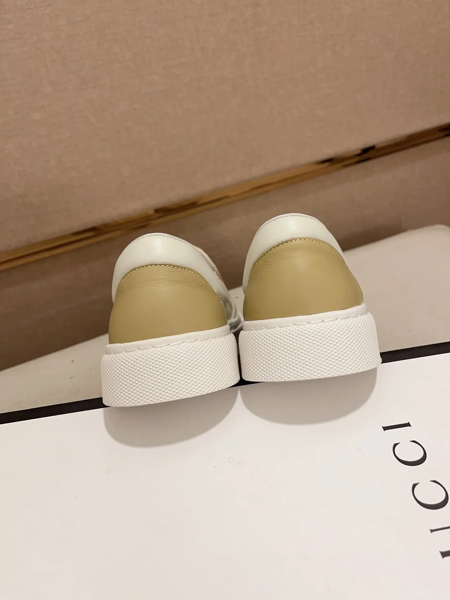 Men's shoes💰 440💰The new GUCCI (Gucci) counters are launched simultaneously. The new men's shoes, 😘fabrics are selected from imported cowhide, and the lining is sheepskin lining. 👍🏿 High-end ☄️ air-cushion molded anti-slip rubber outsole, exquisite lines, simple and elegant, comfortable and high-end for leisure travel. Code number: 38 to 44 (45 can be customized and cannot be returned or exchanged)